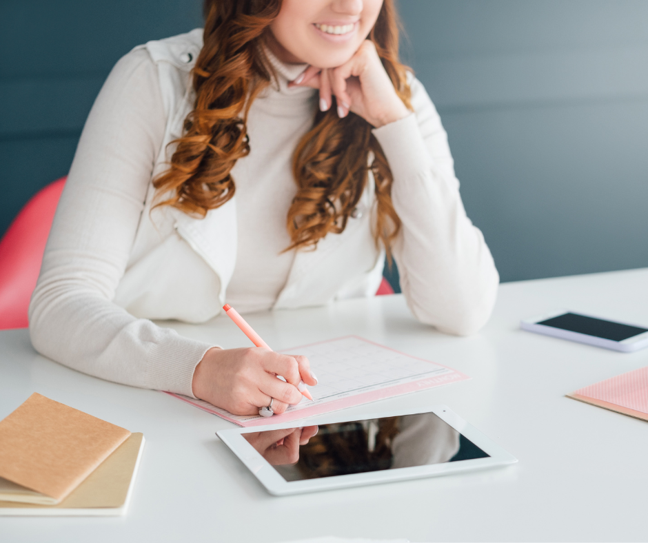 A women working on Social Media Scheduling